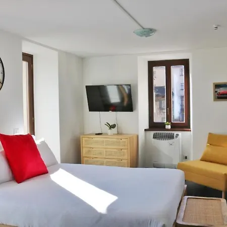 Red - By Myhomeincomo Appartement *