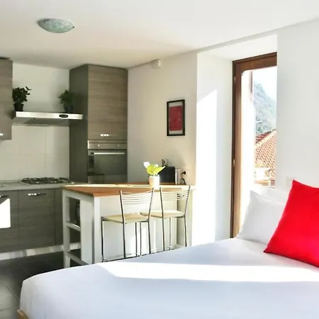 Red - By Myhomeincomo *